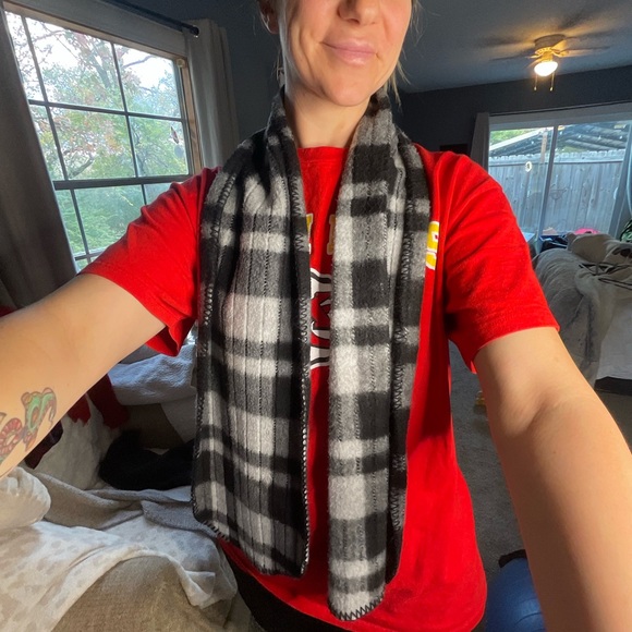 5 pc flannel sweater scarf bundle LANDS END old navy red black purple white tan - Picture 7 of 15